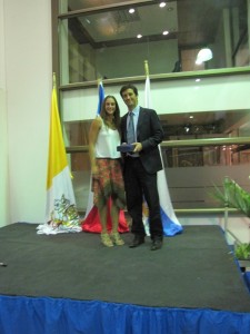 Matías Hube recibe el premio al Profesor Destacado 2014.