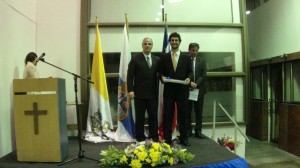 Mauricio Ferj recibe un presente por su premio como mejor alumno de la promoción 2016.